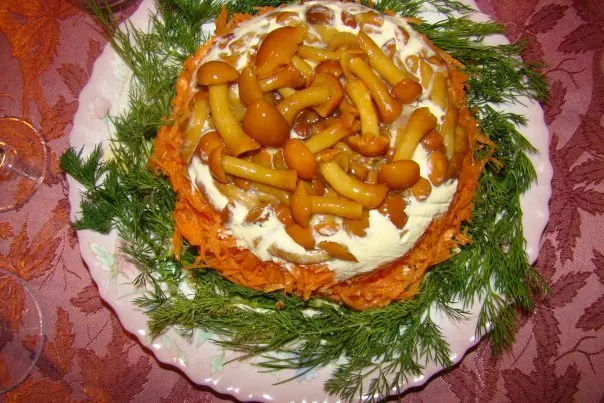 второй рецепт с фото: салат грибное лукошко с корейской морковью, курицей и шампиньонами