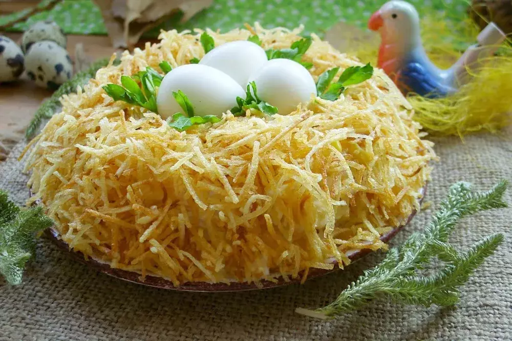 Салат гнездо глухаря с грибами и курицей: как приготовить и его себестоимость