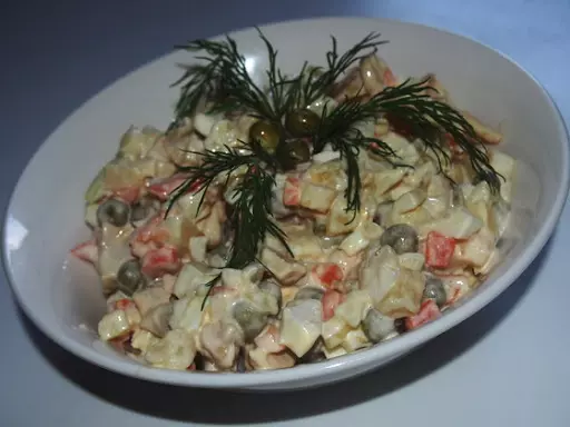 Салат с маринованными грибами: как приготовить быстро, вкусно и полезно?