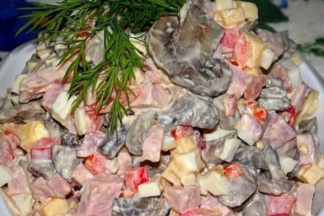 Салат с ветчиной и грибами - как приготовить быстро и вкусно?