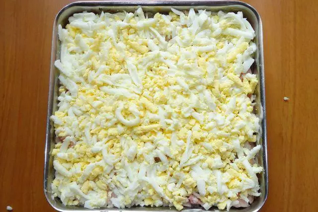 salat-s-kopchenoj-kuricej-i-konservirovannymi-gribami.jpg