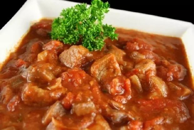 Свинина с грибами в сметанном соусе - как приготовить вкусно и просто?