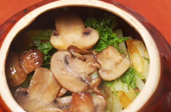 Мясо в горшочках с картошкой и грибами