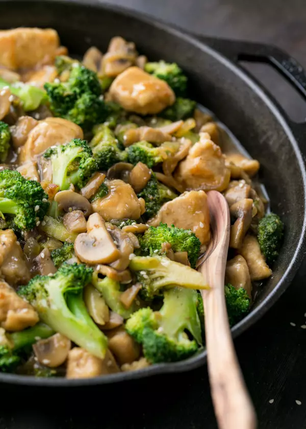 Брокколи с грибами – универсальный рецепт для вегетарианцев