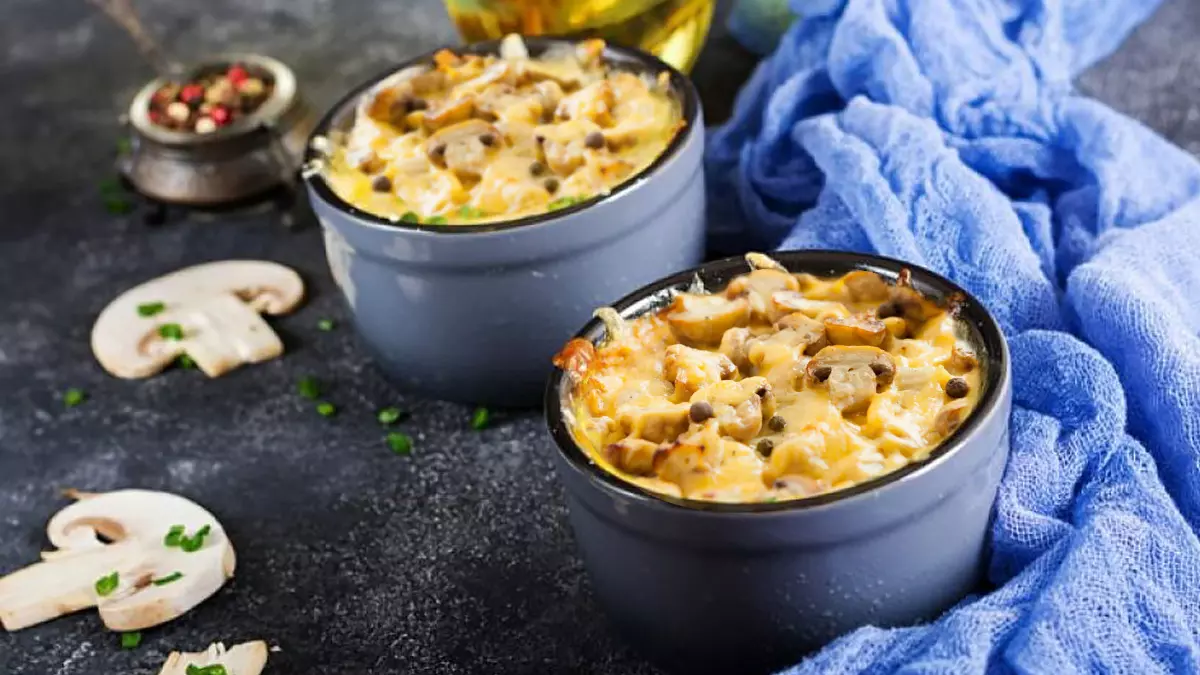 Блюдо в горшочке: картошка в нежном сливочном соусе под сыром