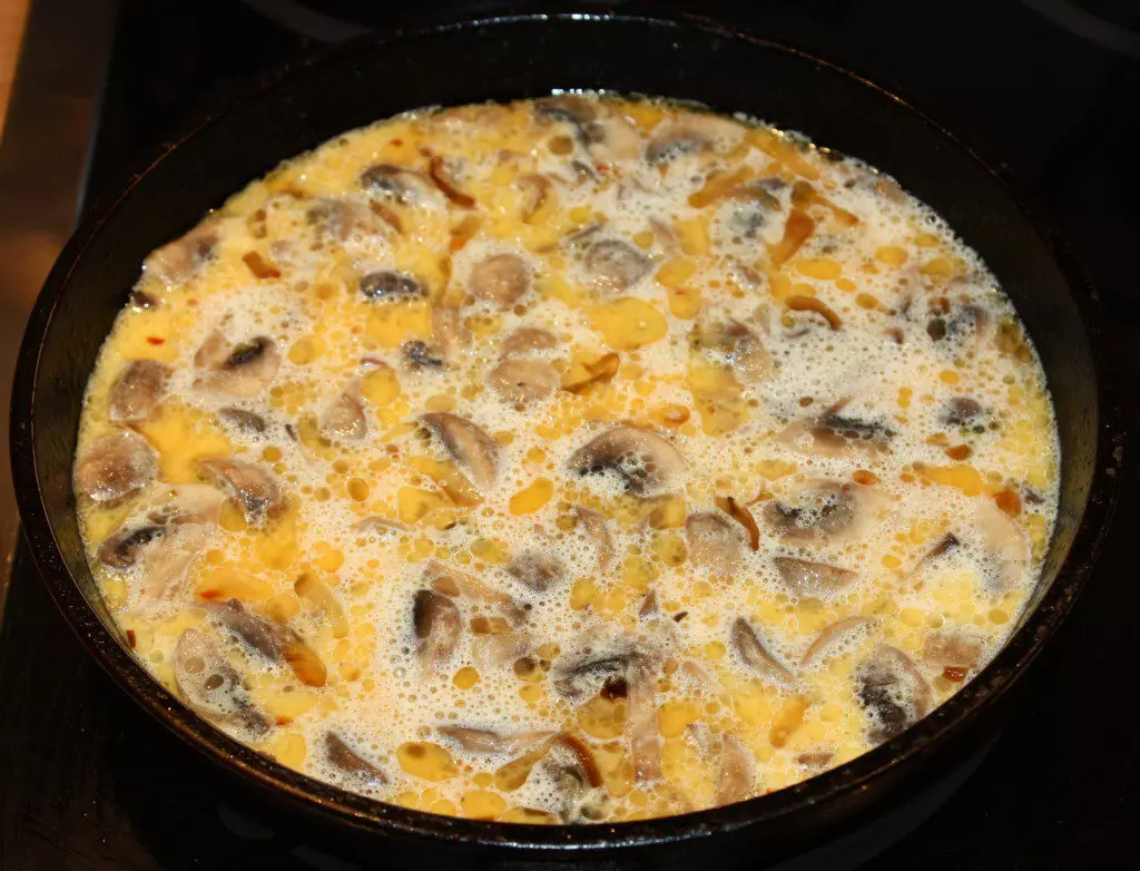 Запеченная в духовке картошка с грибами в сметанном соусе - как приготовить  картошку с грибами в духовке, пошаговый рецепт с фото